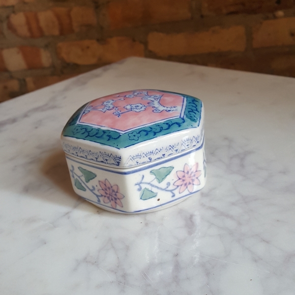 Adorable vintage porcelain dish with lid - Picture 2 of 6